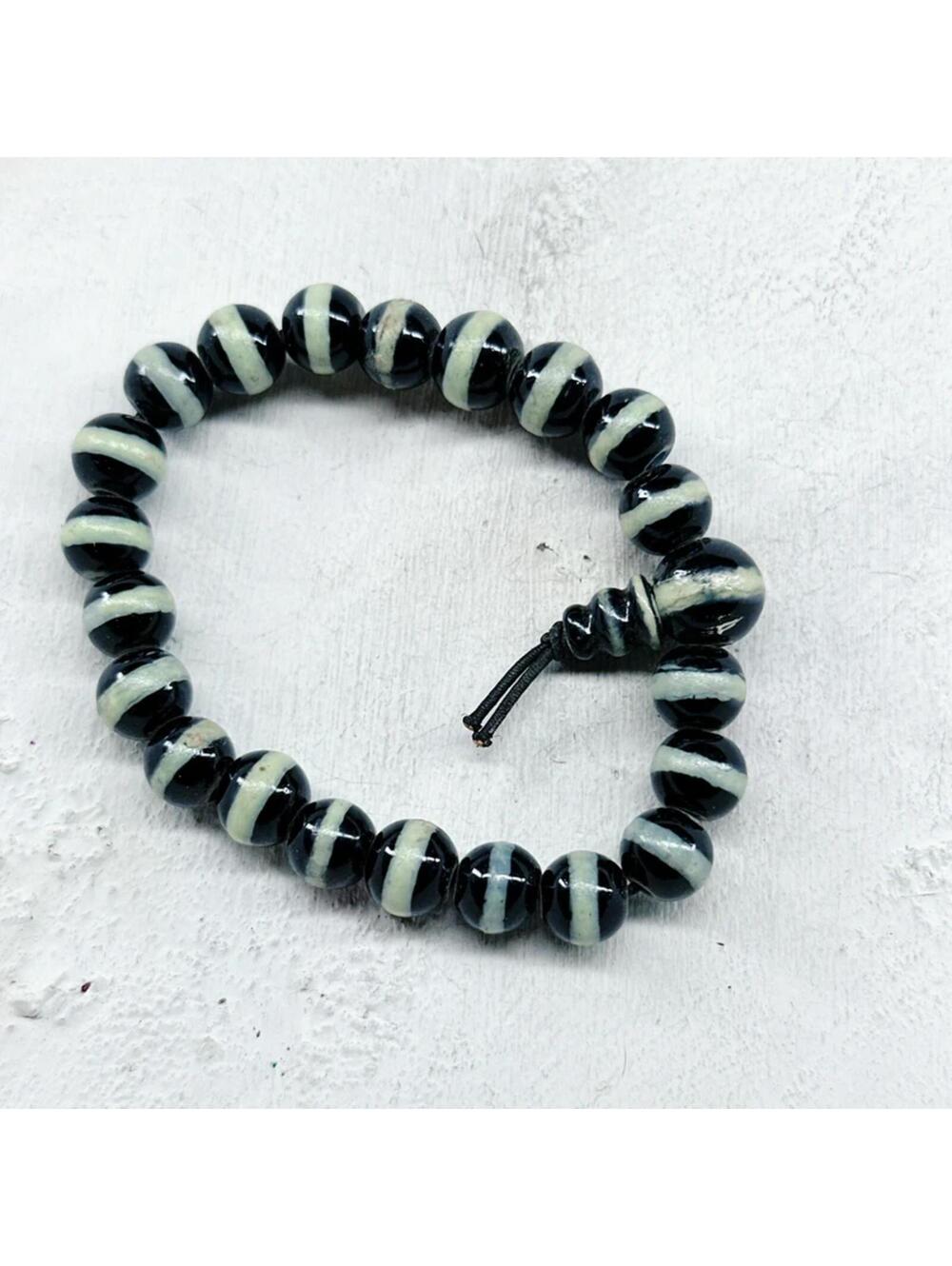 4765u. Black and Green Stretch Bracelet